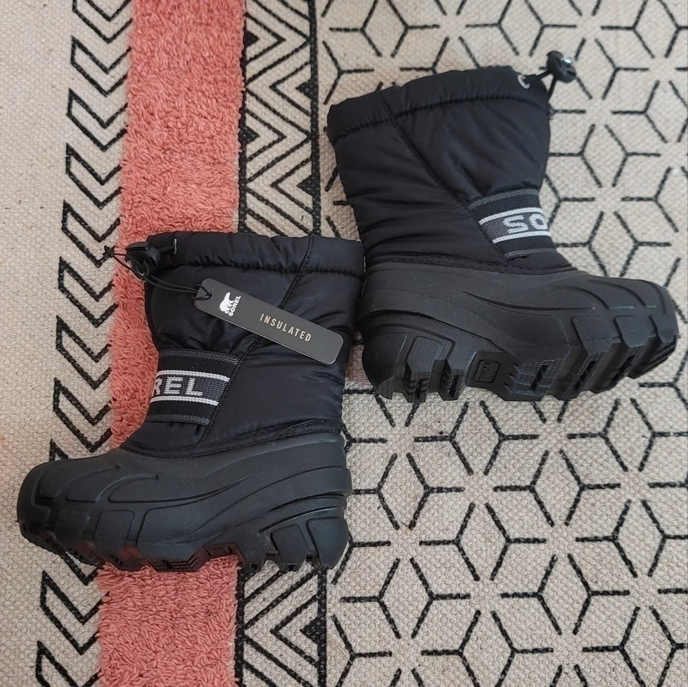 Sorel Kid's Cub Insulated Snow Boot in Black, sz 8